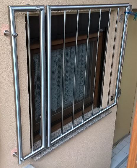 Sonderkonstruktion für ein zweiteiliges Fenstergitter, was sich ohne geöffnetes Fenster nicht öffnen lässt