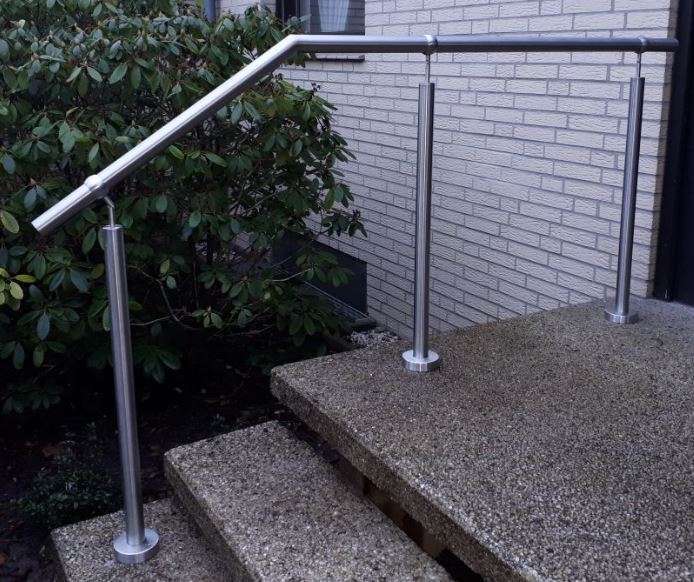 Freistehender Handlauf Modell "Treppeneingang oben gewinkelt"