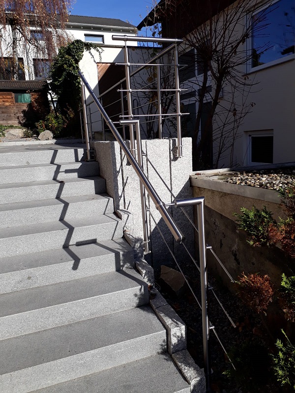 Handlauf freistehend aus Edelstahl mit oben gekröpften Pfosten (Sonderanfertigung)