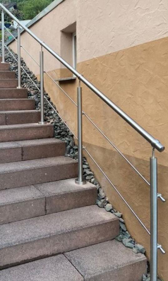 Beispiel: Handlauf mit zwei Füllstäben und Ronde am Boden